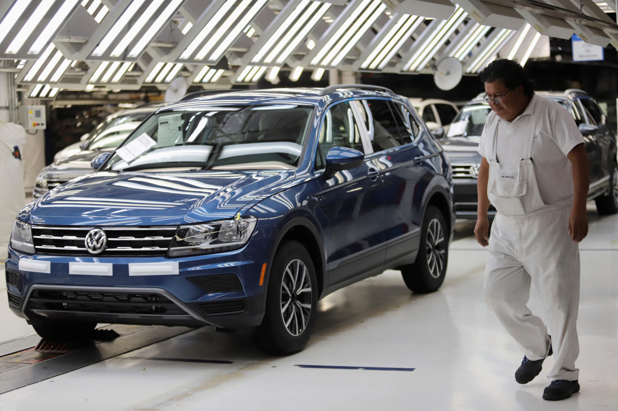 Volkswagen México resumes operations