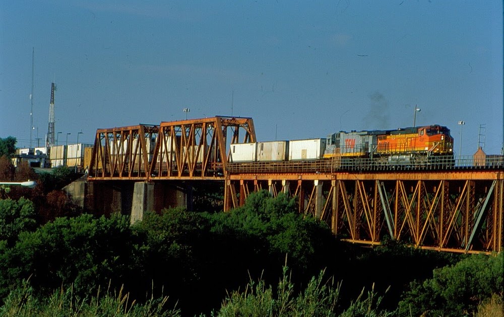 Trump signs permit for second rail bridge in Laredo