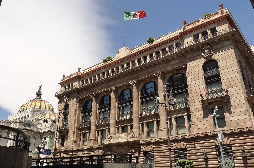 2020 GDP will fall 8.99%; in 2021 it will bounce 3.54%: Banxico