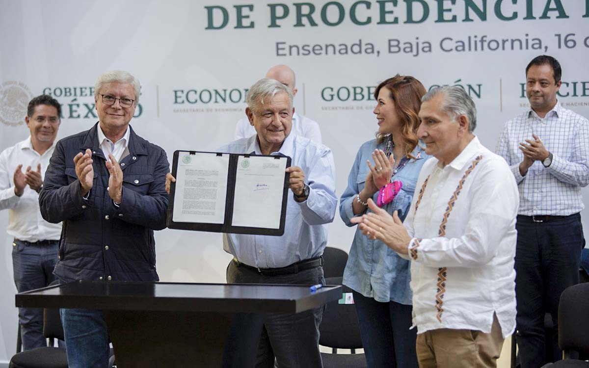 AMLO signs decree to regularize “chocolate cars”