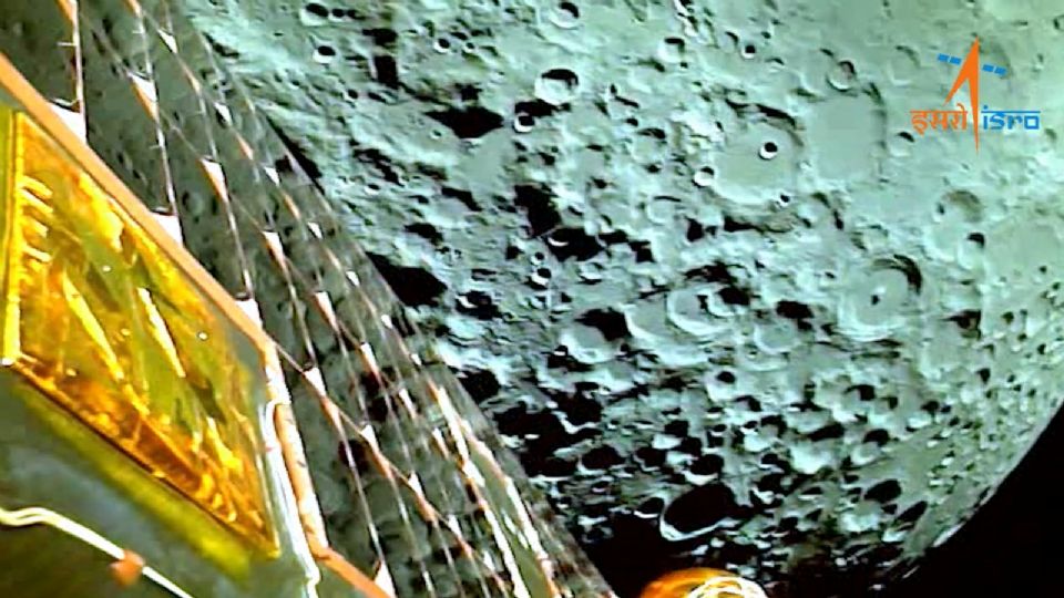 Indian lunar probe Chandrayaan-3 successfully landed on the moon
