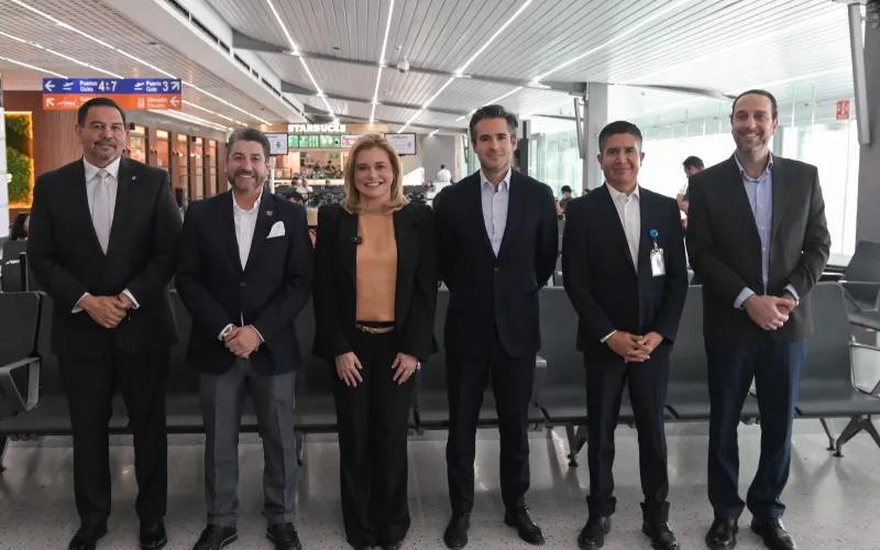Maru Campos en Aeropuesto de la Cd. de Juarez