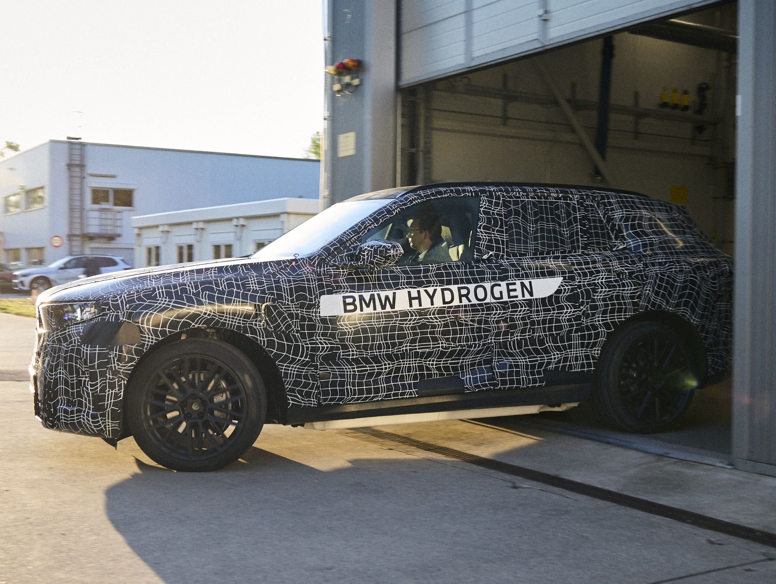 BMW to debut hydrogen fuel cell technology in iX5