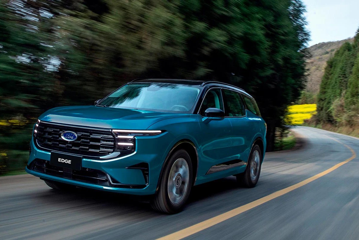 The 2026 Ford Edge with Hybrid Engine Arrives