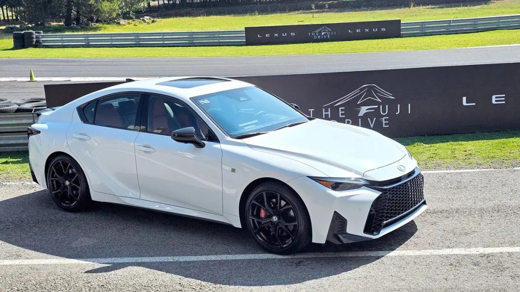 Lexus IS 350 Sport arrives in Mexico
