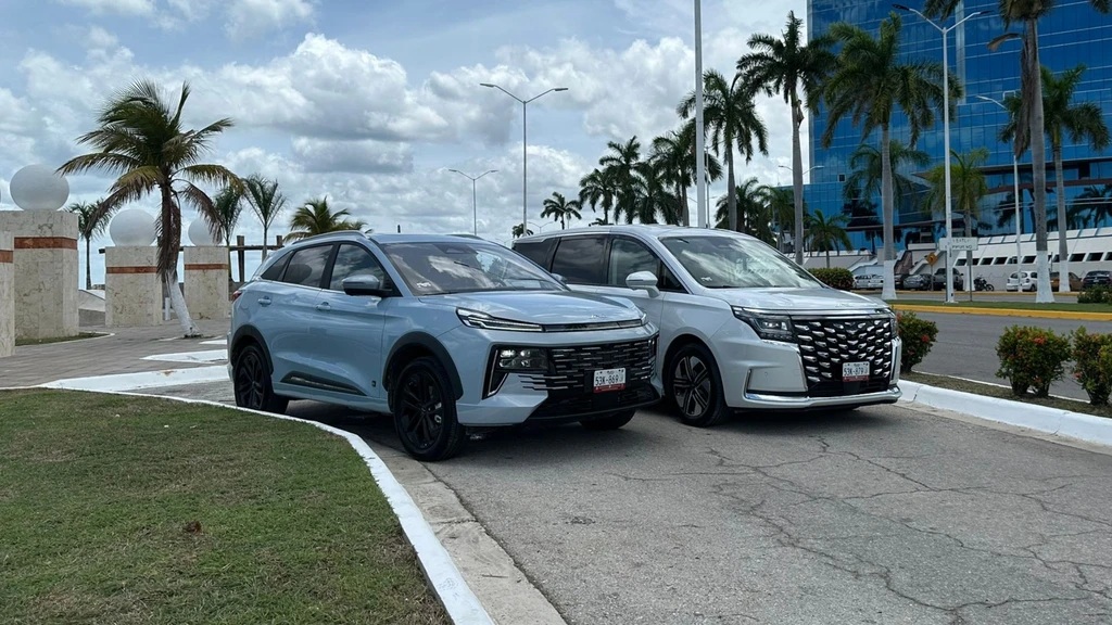 JAC introduces its plug-in hybrids: the JAC 6 and Traveler