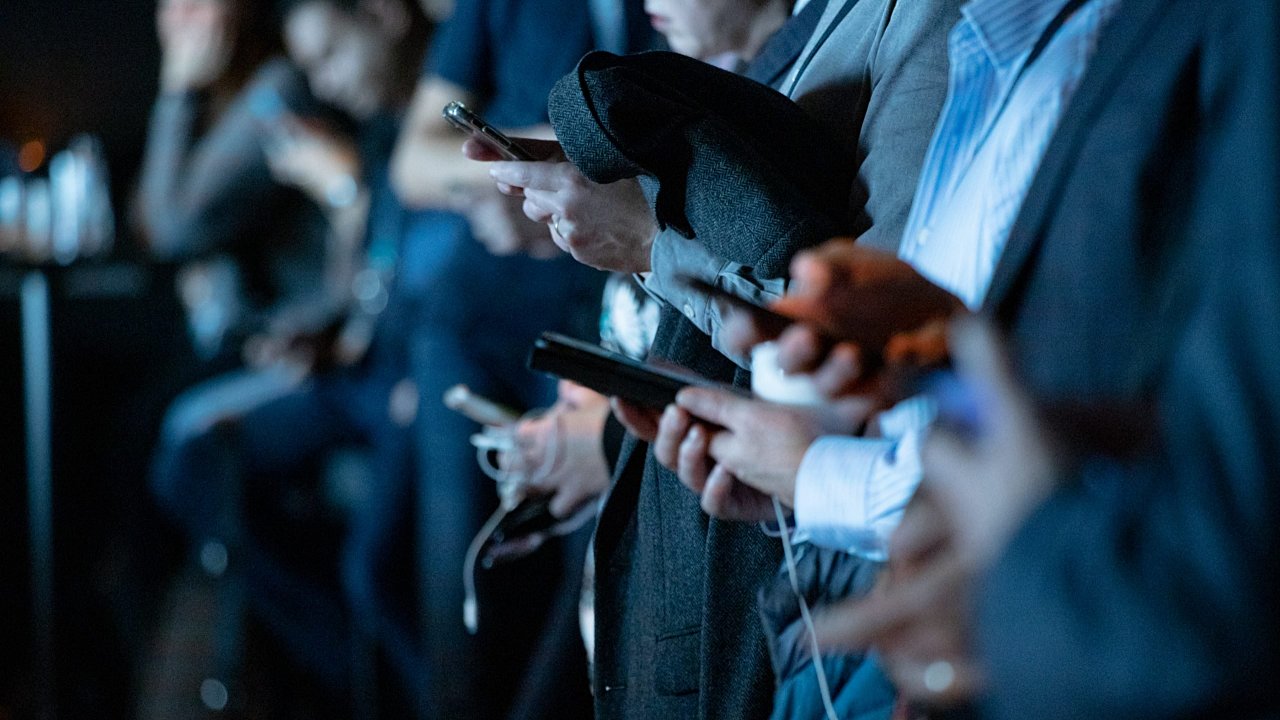 Virtual mobile operators seek to improve their profitability