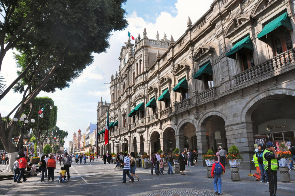 Progress in Manufacturing, Trade, and Construction in Puebla.